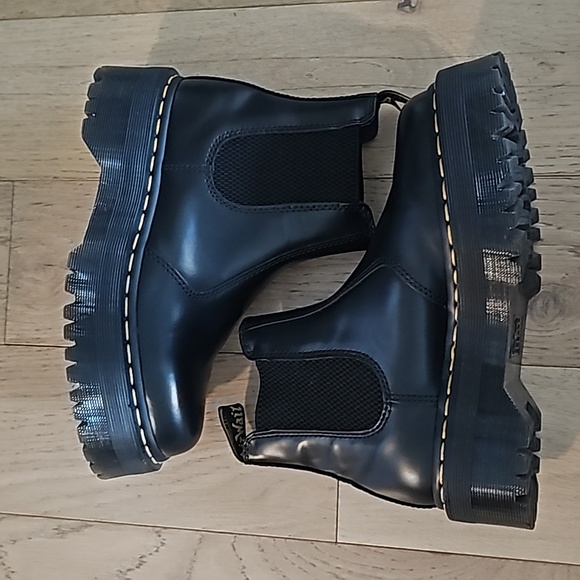 Dr Martens Smooth Leather Chelsea Boots - Picture 5 of 9